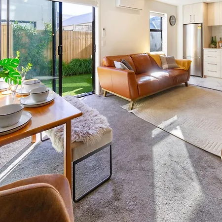 Gorgeous In Green - 2 Bed Central Oasis W/King Bed